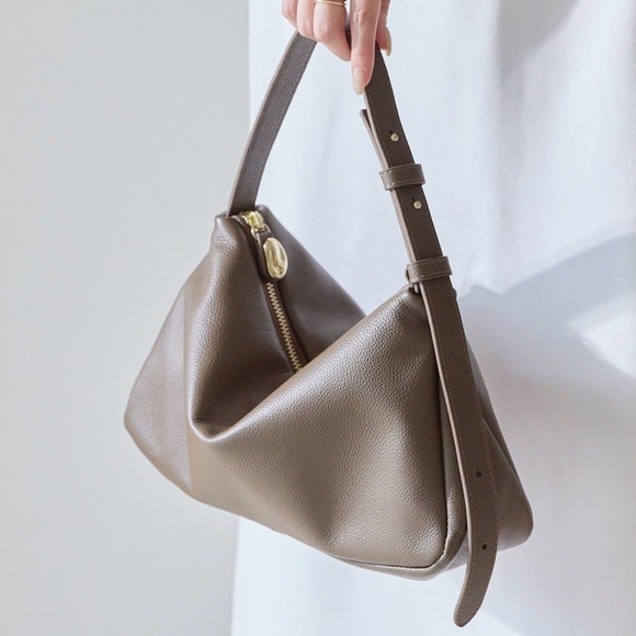 Elegant Brown Leather Shoulder Bag - Picture 3 of 8